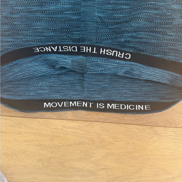 Women’s Lululemon Blue Short Sleeve Shirt - Picture 3 of 4